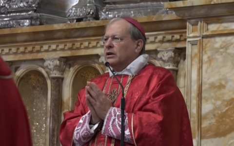 Carosello mediatico attorno al vescovo di Alessandria, crocifisso dai media per fare notizia