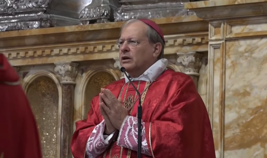 Carosello mediatico attorno al vescovo di Alessandria, crocifisso dai media per fare notizia