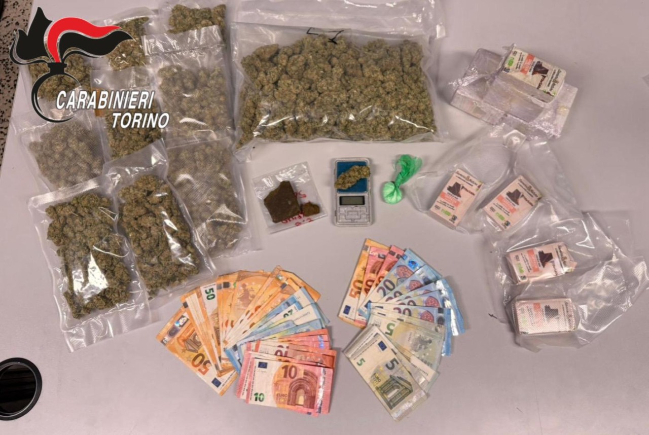 Via vai sospetto da un condominio di Moncalieri: nei guai una famiglia per spaccio