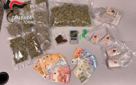 Via vai sospetto da un condominio di Moncalieri: nei guai una famiglia per spaccio