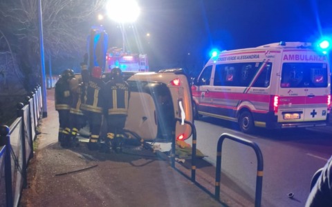 Auto si ribalta lungo il cavalcavia di viale Brigata Ravenna ad Alessandria: ferito il conducente