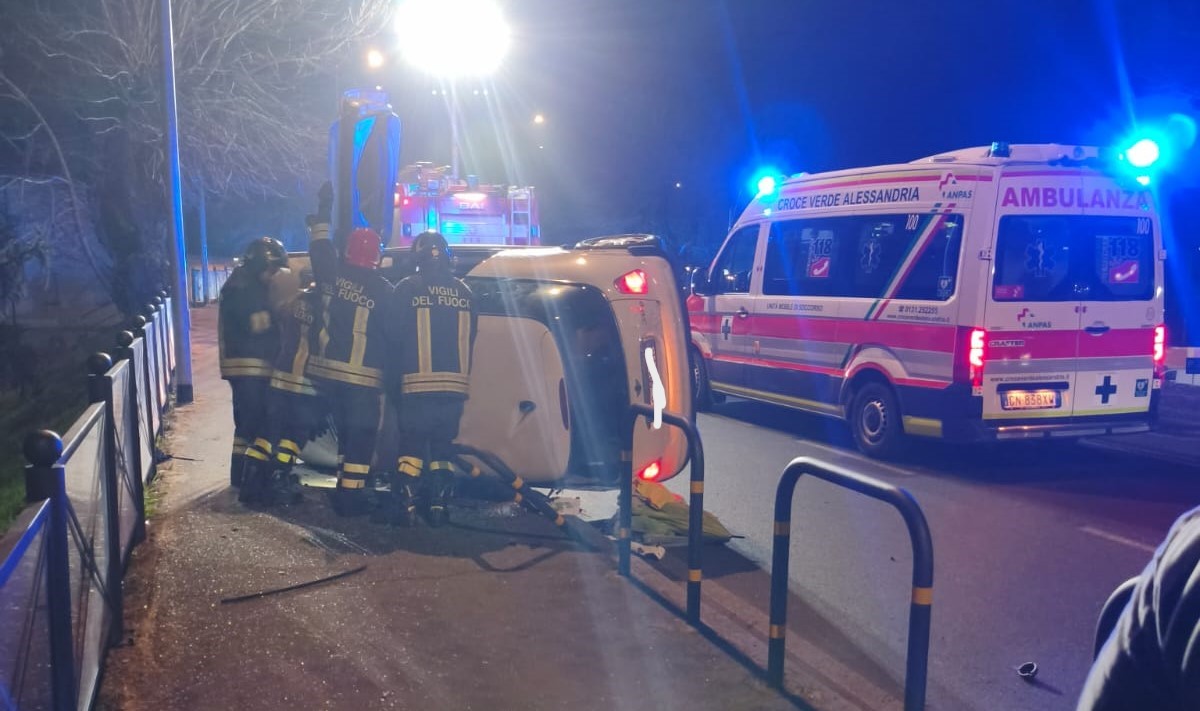 Auto si ribalta lungo il cavalcavia di viale Brigata Ravenna ad Alessandria: ferito il conducente