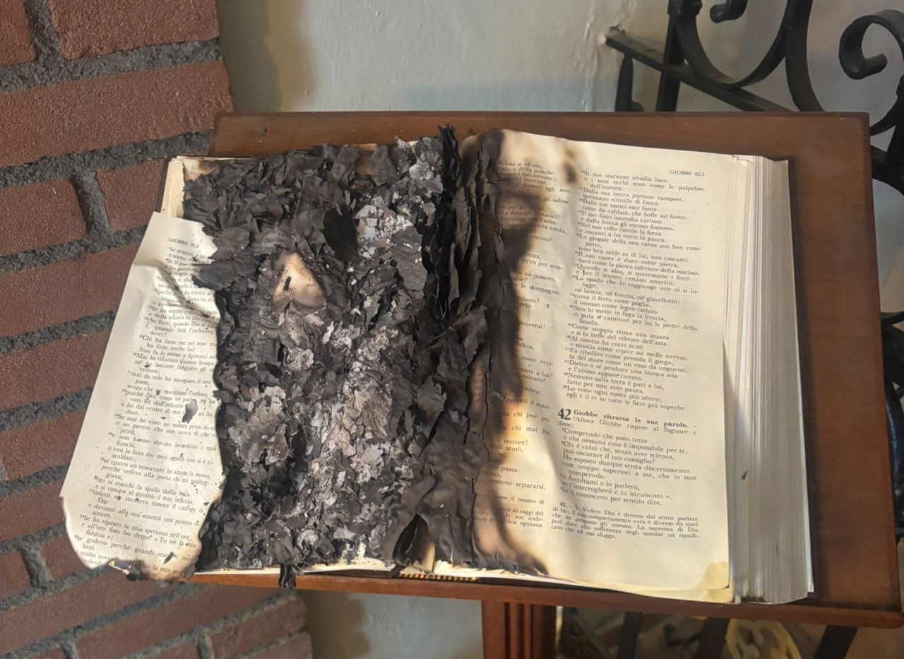 Atto vandalico ai danni della chiesa del Monserrato ad Alessandria: a fuoco il messale