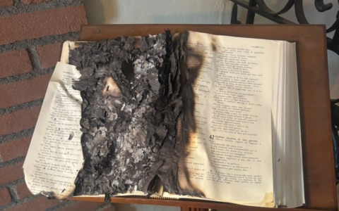 Atto vandalico ai danni della chiesa del Monserrato ad Alessandria: a fuoco il messale