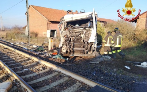 Treno travolge un camion al passaggio a livello a Chivasso: due feriti lievi