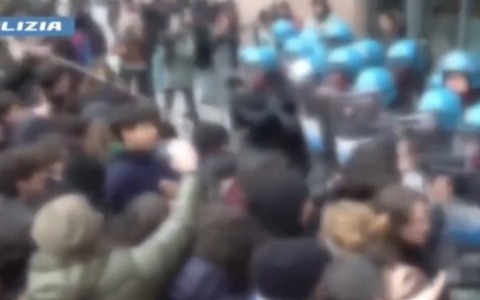 Blitz della polizia di Torino: 13 antagonisti indagati per violenza e rapina