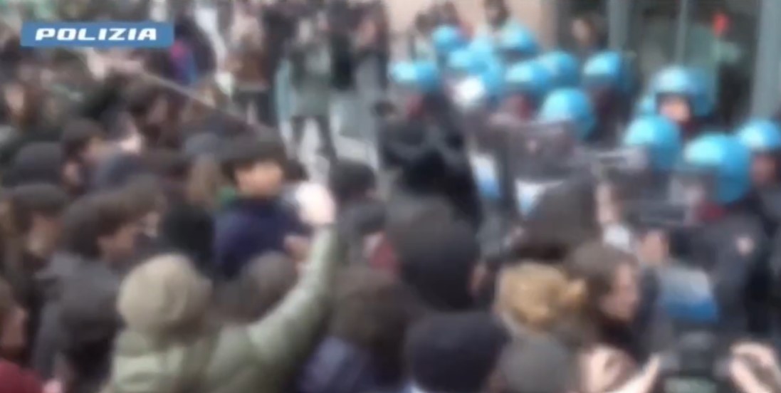 Blitz della polizia di Torino: 13 antagonisti indagati per violenza e rapina