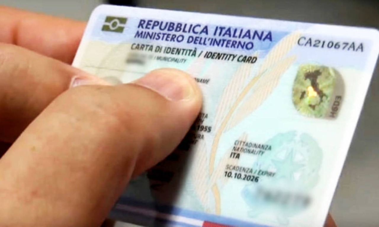 Dal 3 agosto 2026 stop alla carta d’identità cartacea: come ottenere il documento elettronico