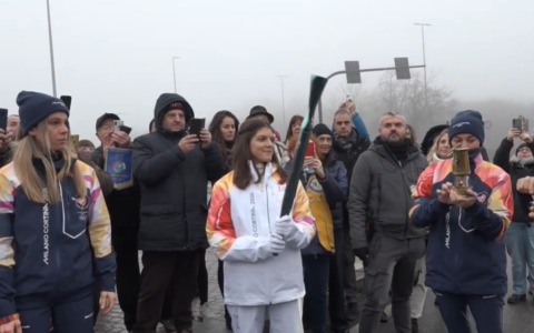 La fiamma olimpica accolta ad Alessandria e a Tortona. Presenti i lavoratori delle Terme di Acqui