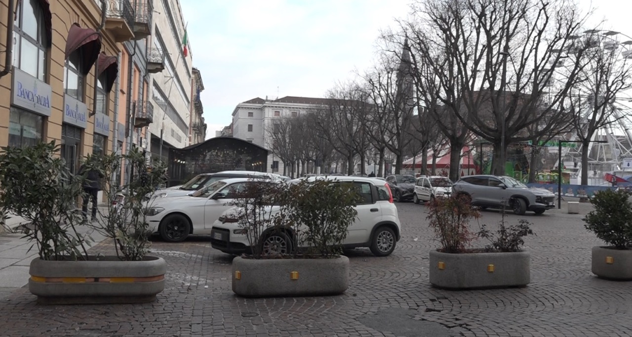 Il comune di Alessandria mette quattro nuove fioriere in piazza della Libertà
