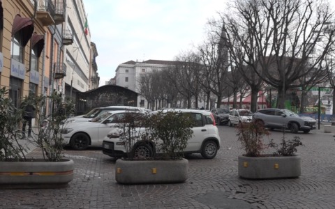 Il comune di Alessandria mette quattro nuove fioriere in piazza della Libertà