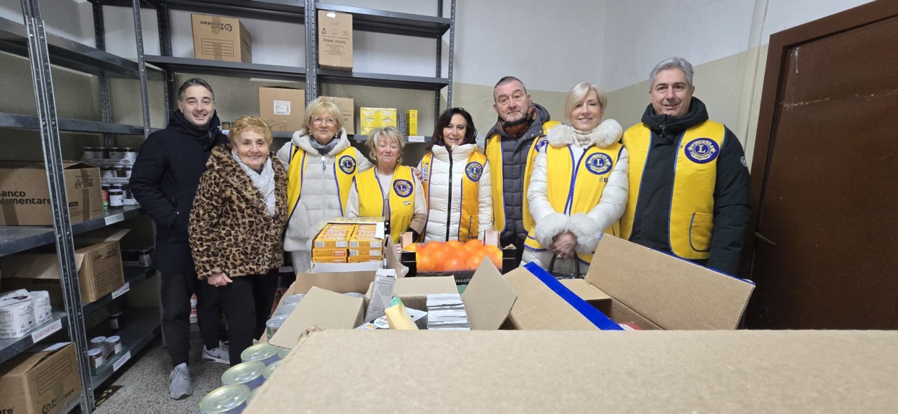 I Lions Club alessandrini donano generi alimentari alla Parrocchia di Bosco Marengo