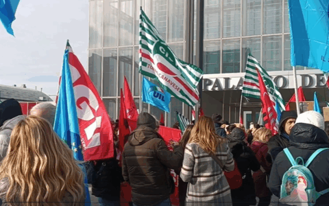 Protesta dei lavoratori Konecta davanti alla Regione: “No all’accorpamento delle sedi”
