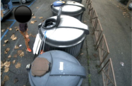 Abbandona rifiuti nel centro storico di Casale: scatta la prima multa da 1.000 euro