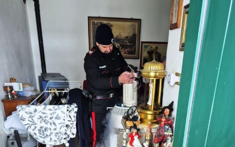 Rimane solo in casa durante la nevicata: i Carabinieri soccorrono un anziano con problemi di salute