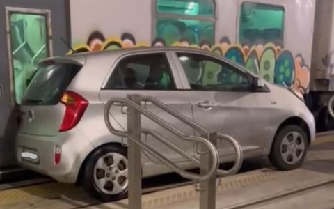 Ruba un’auto e parcheggia su un binario della stazione di Alessandria