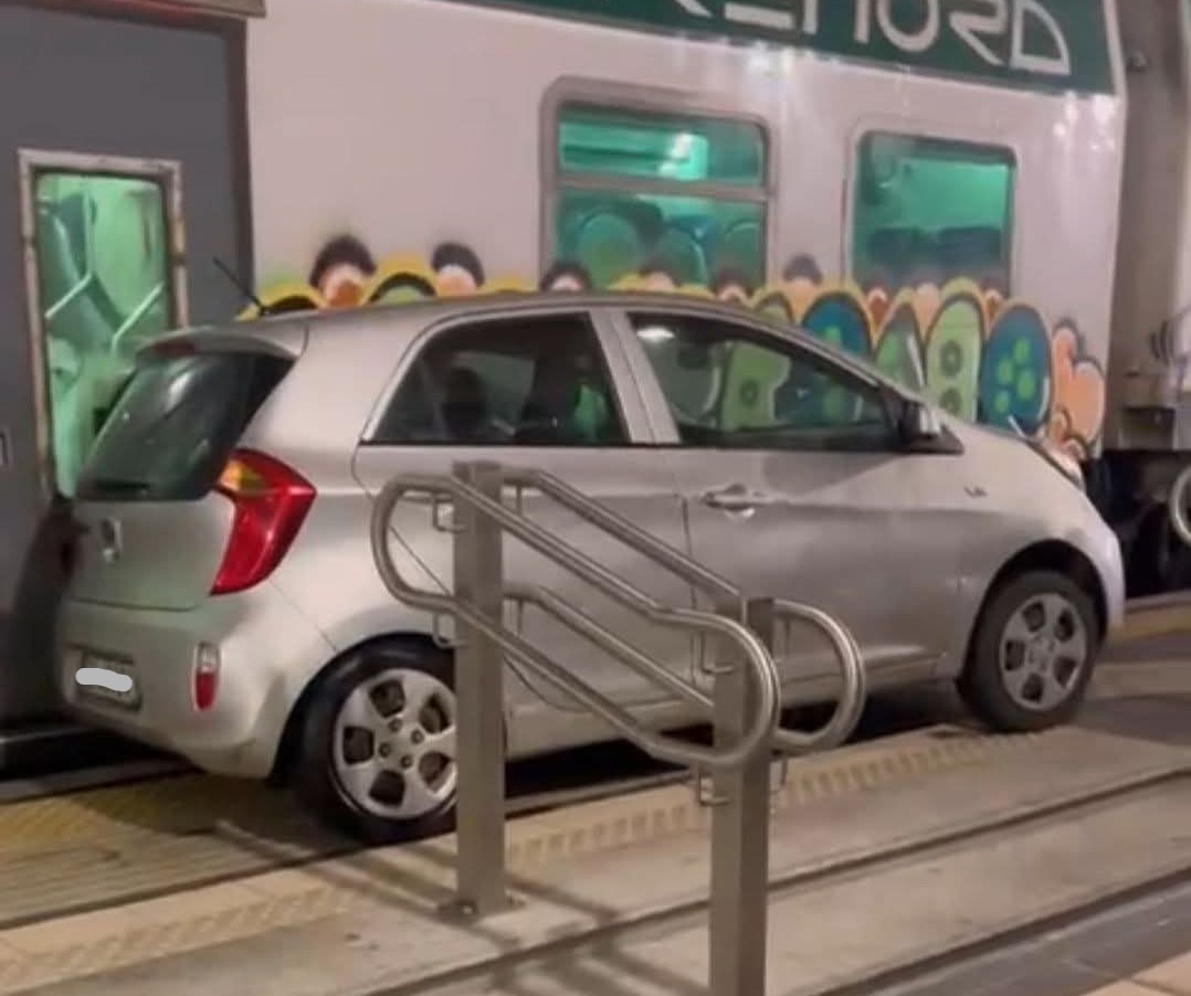 Ruba un’auto e parcheggia su un binario della stazione di Alessandria