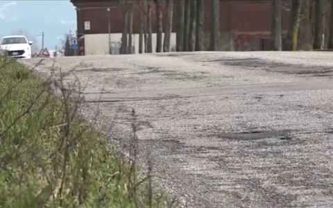 Strade con le buche: viaggio lungo la provinciale che attraversa il Monferrato