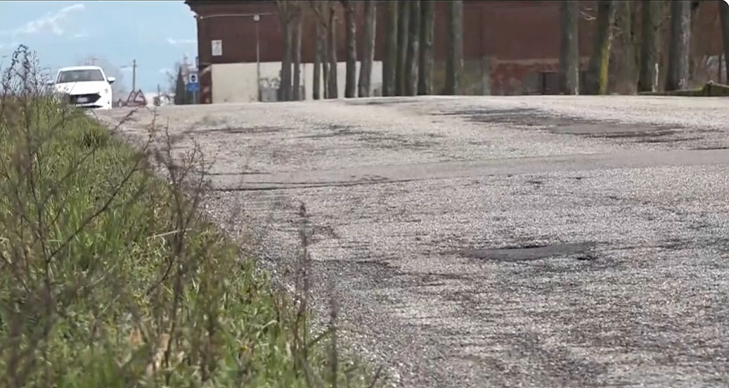 Strade con le buche: viaggio lungo la provinciale che attraversa il Monferrato