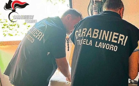 Lavoro nero e telecamere non autorizzate: denunciati i titolari di due bar nel Torinese
