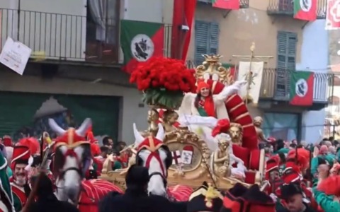 Ad Ivrea la spettacolare battaglia delle arance con la mugnaia del Carnevale