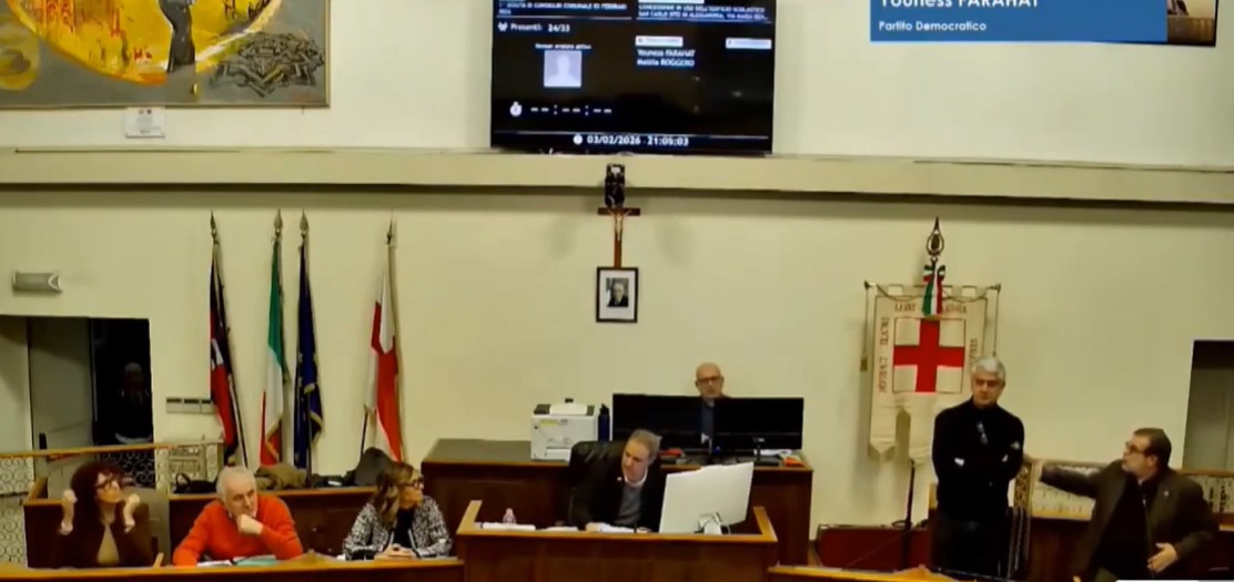 Tensione alle stelle in consiglio comunale ad Alessandria, l’opposizione prima non vota e poi esce