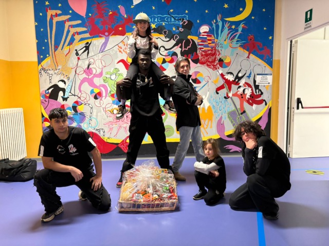 Gli Outlaws portano break dance, musica e regali all’ospedale Infantile di Alessandria