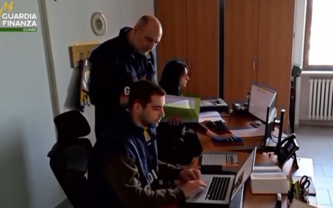 Attenzione alla truffa romantica che corre sul web