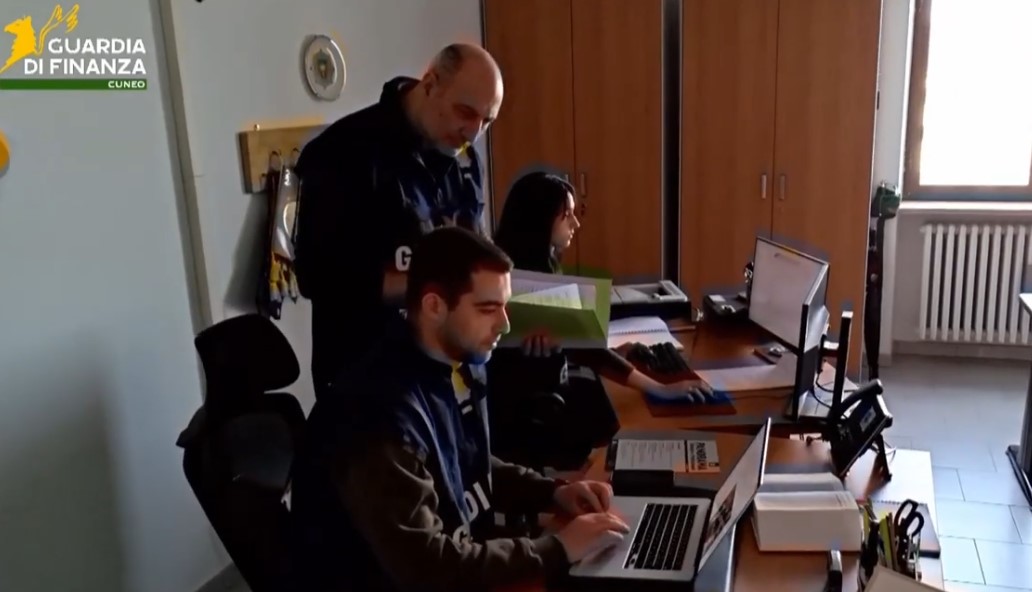 Attenzione alla truffa romantica che corre sul web