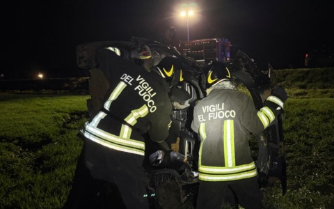 Auto si ribalta in un campo lungo la statale 10: 4 persone estratte dalle lamiere