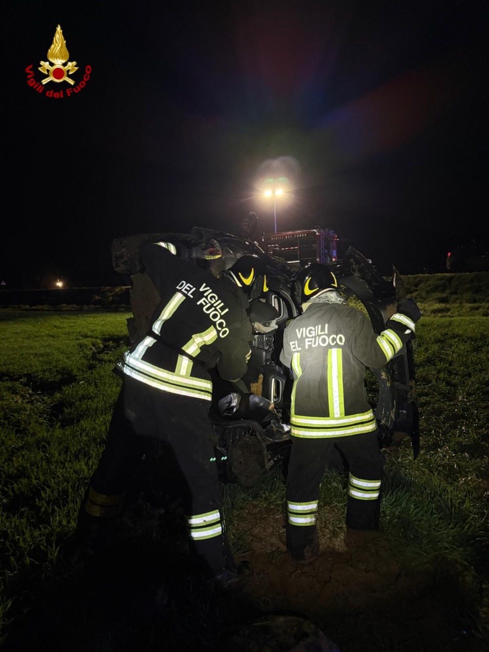 Auto si ribalta in un campo lungo la statale 10: 4 persone estratte dalle lamiere