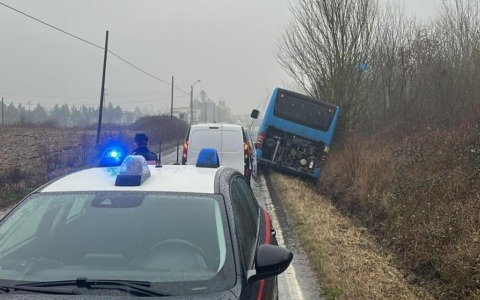 Autobus finisce fuori strada lungo la provinciale 50 a Felizzano: nessun ferito