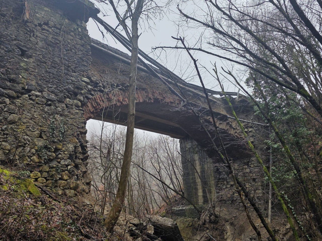 Sopralluogo in Val Borbera: da domani demolizione di una parte del ponte della Castagna