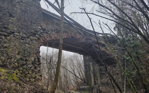 Sopralluogo in Val Borbera: da domani demolizione di una parte del ponte della Castagna