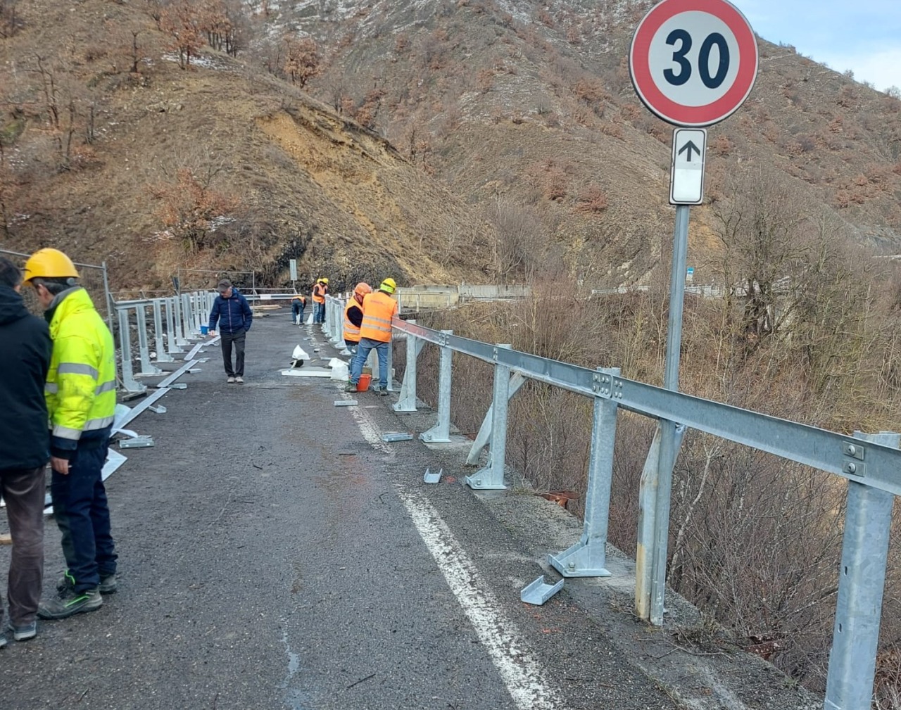 Lavori sul ponte della Castagna in alta Val Borbera: sostituiti i guard rail