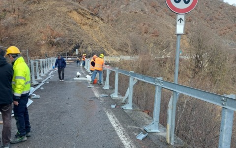 Lavori sul ponte della Castagna in alta Val Borbera: sostituiti i guard rail