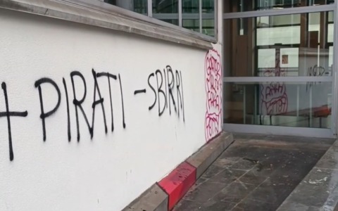 Il ministro dell’Università: “Faremo una denuncia sulle scritte di Palazzo Nuovo a Torino”