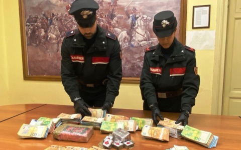 Arrestato a Tortona uno spacciatore. In auto aveva droga e 150 mila euro in contanti