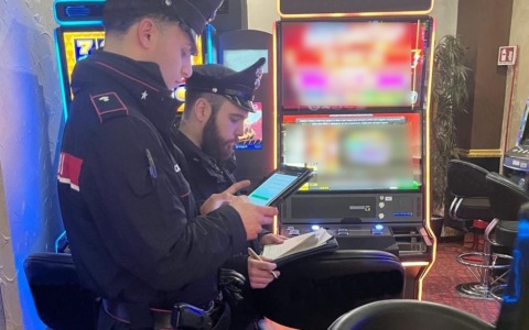 Controlli dei Carabinieri nelle sale slot del centro di Tortona