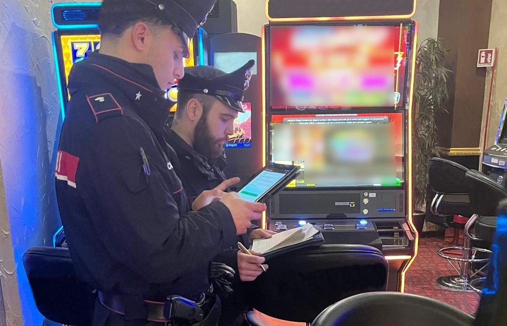 Controlli dei Carabinieri nelle sale slot del centro di Tortona