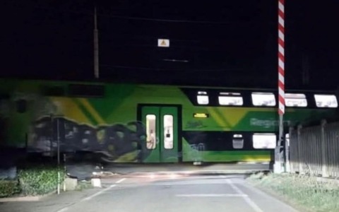 Pinerolo: treno attraversa il passaggio a livello nonostante le sbarre alzate