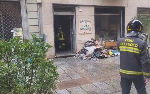 Incendio in un negozio in via Dante ad Alessandria: via chiusa al traffico