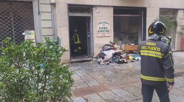 Incendio in un negozio in via Dante ad Alessandria: via chiusa al traffico