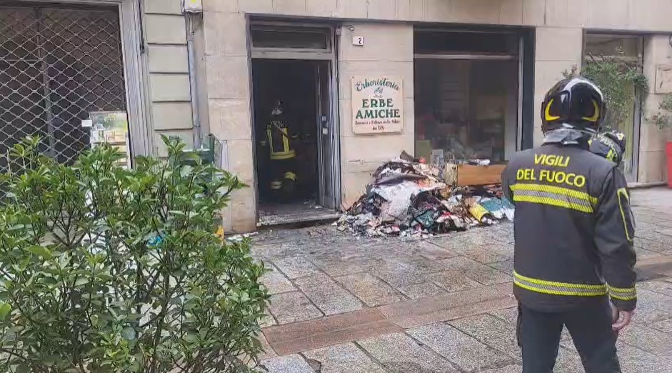 A fuoco un’erboristeria di Via Dante ad Alessandria, nessun ferito ma molti danni