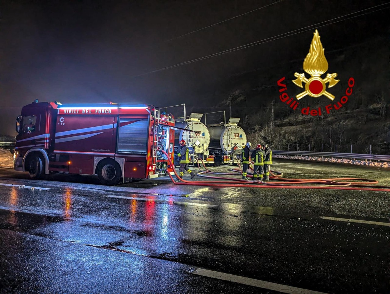 Cisterna con sostanze pericolose si stacca in galleria sull’A32: intervengono i Vigili del Fuoco