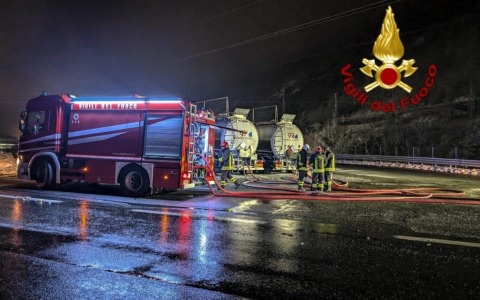 Cisterna con sostanze pericolose si stacca in galleria sull’A32: intervengono i Vigili del Fuoco