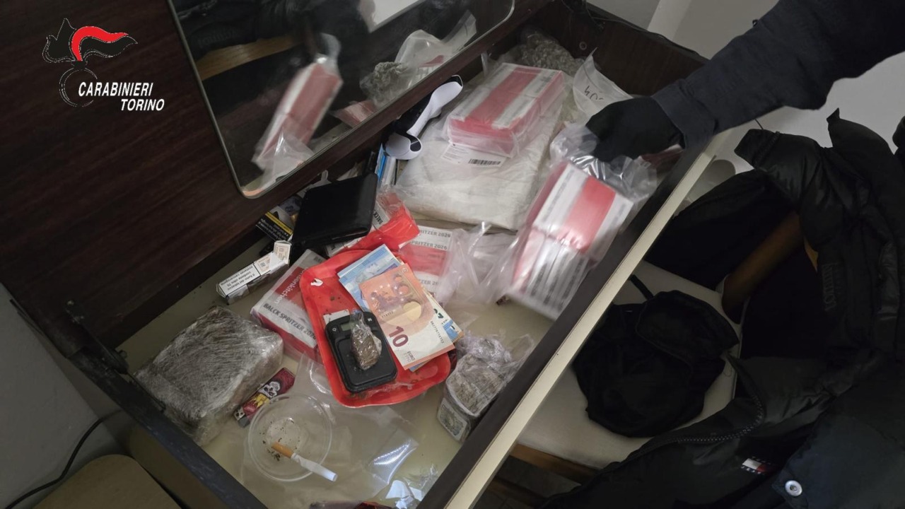 Ivrea, maxi operazione antidroga all’alba: sei arresti e 125mila euro sequestrati
