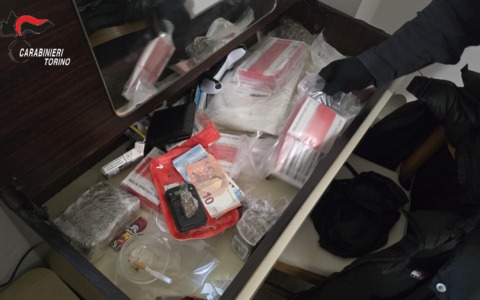Ivrea, maxi operazione antidroga all’alba: sei arresti e 125mila euro sequestrati