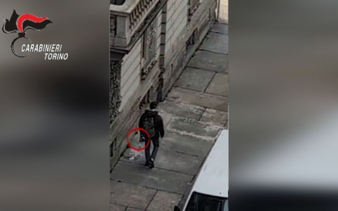 Dal terrazzo sorprende un ladro e chiama il 112: arrestato 48enne a Torino