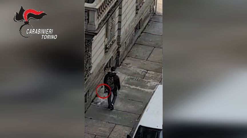 Dal terrazzo sorprende un ladro e chiama il 112: arrestato 48enne a Torino